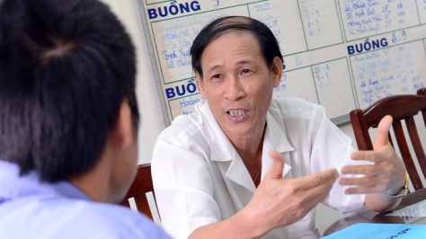 Đại tá - bác sĩ Nguyễn Văn Hường, Bệnh viện 175 TP.HCM, tham vấn cho bệnh nhân - Ảnh: T.T.D.