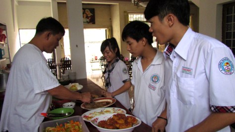 Ông Vũ chuẩn bị bữa trưa cho học sinh - Ảnh: Bảo Châu