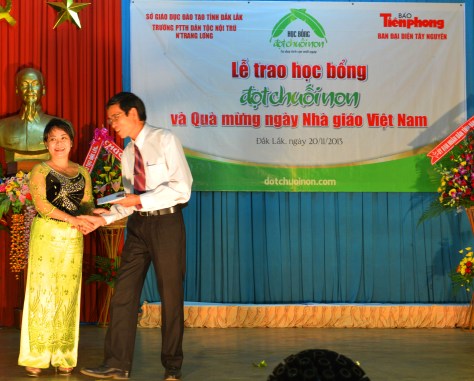 Trao quà cho Công đoàn trường