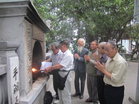 Chú thích ảnh dâng sách tại đền Ngọc Sơn, Hà Nội: Từ trái qua phải 1-Nhà sưu tầm nghiên cứu văn hóa dân gian Trần Vân Hạc 2- Nhà thơ, soạn giả Gia Dũng 3-Tiến sĩ Mai Hồng 4-Phó Giáo sư Tiến sĩ Lê Trọng 5- Luật gia Bùi Phúc Hải, Giám đốc Trung tâm Văn hóa Tràng An 6-Tiến sĩ Đinh Công Vĩ 7-Nhà nghiên cứu lịch sử Phan Duy Kha