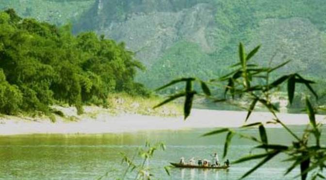 Con là dòng sông xanh tắm mát bãi bờ