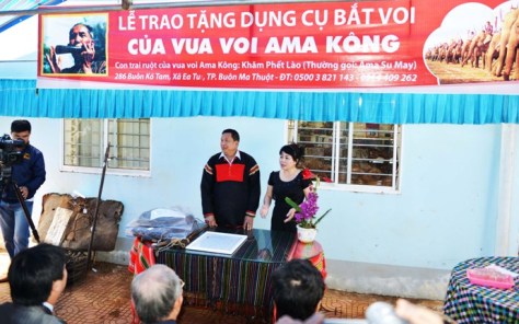 Đại diện báo Tiền Phong giúp Khăm Phết Lào giải thích về ý nghĩa bộ đồ nghề bắt voi trong lễ trao tặng