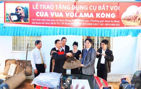 Nghi thức trao tặng - Từ trái qua : Ông Nguyễn Công Vượng Bí thư đảng ủy-Chủ tịch UBND xã Ea Tu, ông Khăm Phết Lào, ông Đỗ Thanh Xuân trưởng Ban Dân vận Tỉnh ủy, nhà báo Hoàng Thiên Nga, Ts Võ Quang Trọng, ông Trần Việt Hùng.