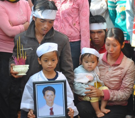 2 cháu bé con anh Hậu chị Phúc sớm mồ côi vì vụ Cò Hoa