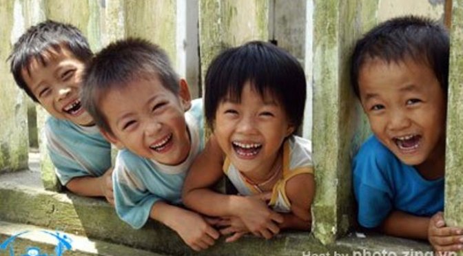 Tặng nhau nụ cười