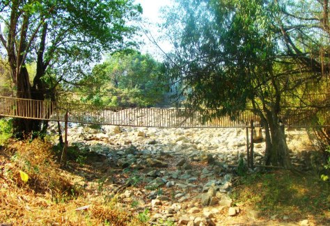 Cầu treo phơi nắng