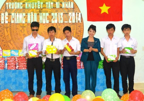 Thưởng cho 3 học sinh khiếm thị tốt nghiệp PTTH và 2 HS vào lớp 9