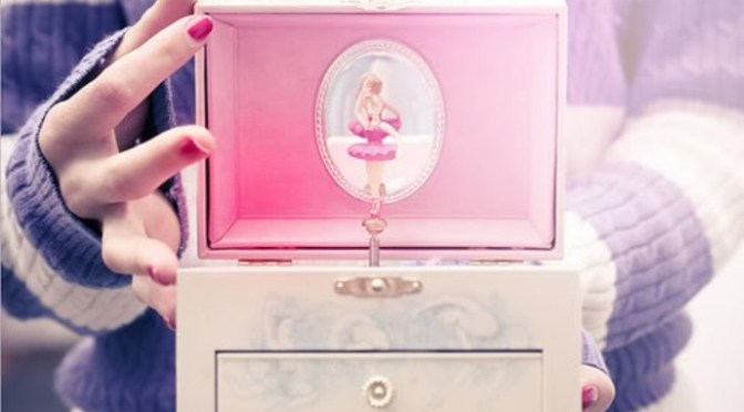 “Chiếc hộp âm nhạc và ký ức tuổi thơ” – Phần 1