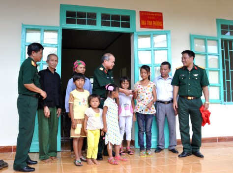 Thiếu tướng Lê Đức Thọ trao chìa khóa nhà cho cháu Dinh