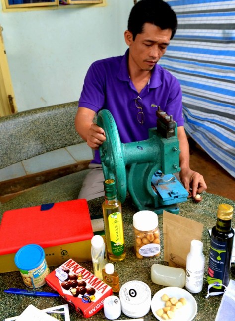 Kỹ sư Hoàng Phúc cắt vỏ hạt mắc ca và một số sản phẩm mắc ca đã qua công nghệ chế biến