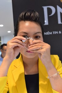 Soi kiểm tra ký hiệu gắn trên lắc kim cương