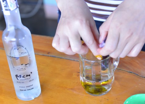 Vắt mật kỳ đà vào rượu