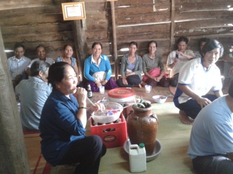 Chị Lành đang uống rượu cần