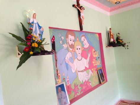 Bàn thờ Đức Mẹ, Chúa Giê Su, Thánh Giuse và tranh Thánh Gia vẽ trên tường ạ