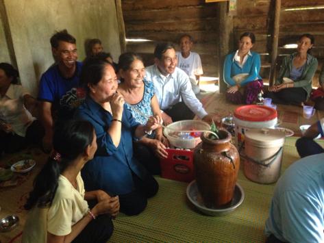 Chị Xuân Lành uống rượu cần và chúc mừng bố mẹ 2 gia đình ạ