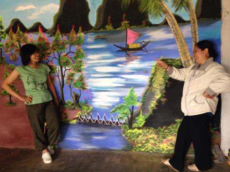 Một người Kinh thuê mặt bằng để làm cửa hàng chụp ảnh trong buôn làng. Thuê mặt bằng 1 năm với giá 1 triệu đồng. Họ vẽ background để dân làng vào chụp với giá 15.000đ 1 tấm ảnh 10x15cm.