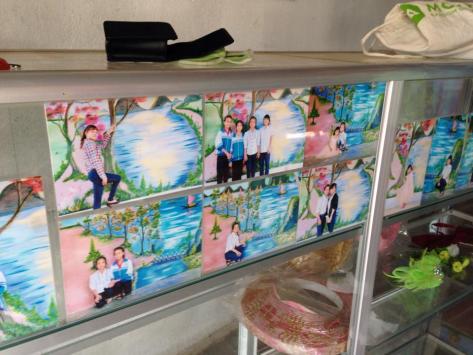 Chị Lành dẫn tụi em vào thăm tiệm chụp ảnh và trang điểm cô dâu