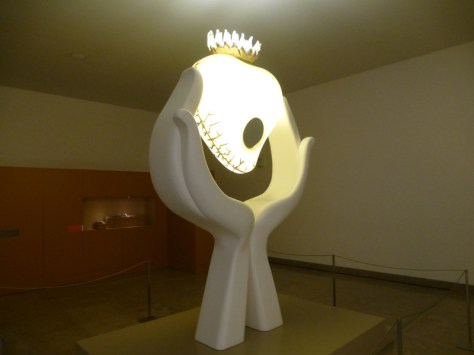 Bên trong trung tâm bảo tang trưng bày những bức thư viết tay của Sister Lucia cho các mục sư và giáo hoàng và lưu trữ các tài liệu nghiên cứu khác về sự kiện Fatima