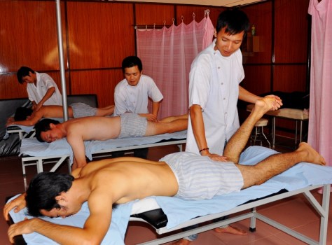 Đấm bóp thư giãn ở các cơ sở massage