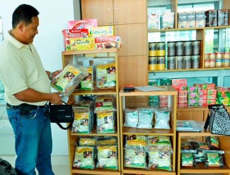 Chủ thương hiệu Ama Kông xem hàng Ama Kong dỏm bán ở sân bay BMT