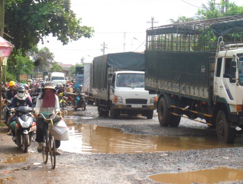 Lưu thông hỗn độn trên một đoạn quốc lộ 14 qua Đắk Lắk