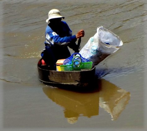 Ông Lý  (thôn 5, xã Hòa Lễ) chèo ghe vượt sông