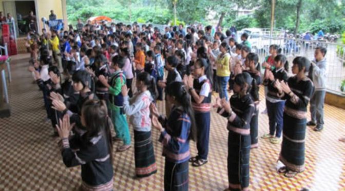 Nhường chỗ cho em