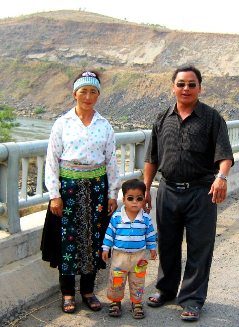 Vợ chồng ông Ngài và con út ảnh chụp năm 2011