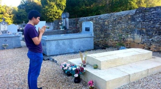 Thăm mộ vua Hàm Nghi tại Pháp