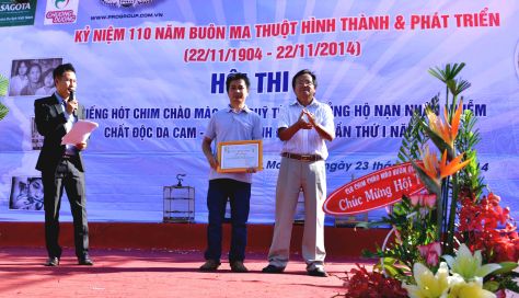 BTC cuộc thi trao giấy chứng nhận ý tưởng cho nhà báo-nghệ nhân Anh Tuấn'