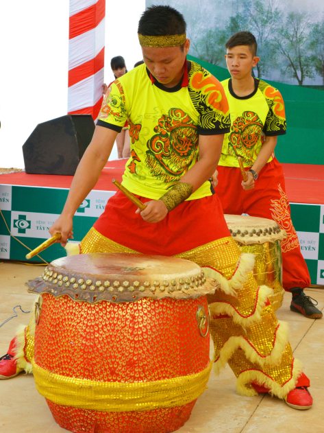 Hiếu múa lân kiếm tiền mua thuốc cho mẹ