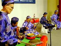 Với máy trợ thính, nghệ nhân Tám Nhứt (bìa trái) biểu diễn cùng dàn nhạc lễ trong tiết mục Đánh nghinh - Ảnh: H. SƠN