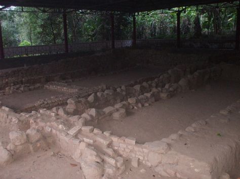 Một hố khai quật khảo cổ trong khu di tích Nam Linh Sơn, nằm cách chùa Linh Sơn (Ba Thê) 60m.