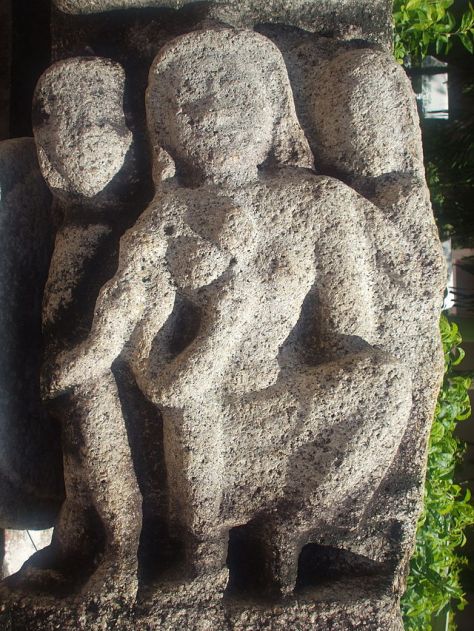 Tượng vũ nữ bằng đá thời Phù Nam, hiện đang trưng bày tại Bảo tàng An Giang.