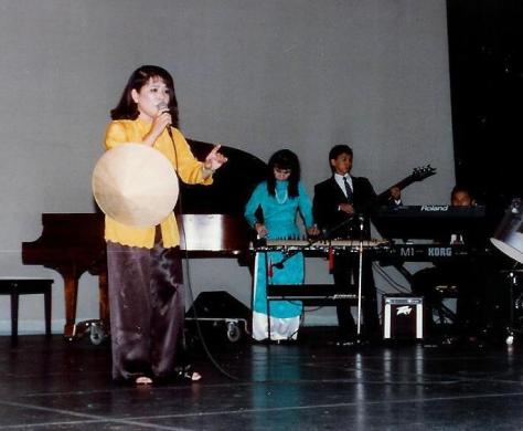 Nghệ sĩ Linh Phượng trong tiết mục Liên Khúc Lý miền Nam: Lý Cây Bông, Lý Con Sáo, Lý Chim Quyên, và Lý Quạ Kêu.