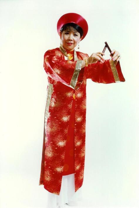 Nghệ sĩ Linh Phượng trong tiết mục trình diễn Lý Ngựa Ô.