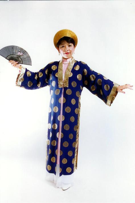 Nghệ sĩ Linh Phượng trong tiết mục trình diễn Lý Chiều Chiều.