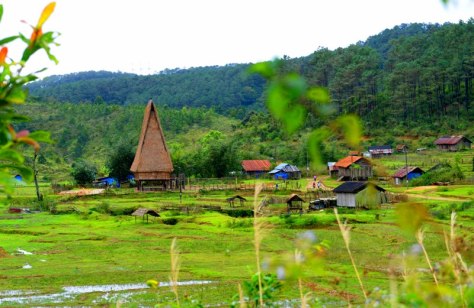 Nhà Rông giữa làng Kon Hring