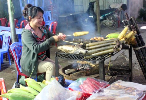 Nướng ngô giúp chủ quầy chợ đêm Tam Đảo