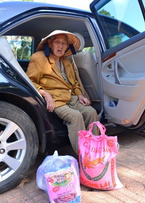 Đến nhiều nơi bà đều lắc đầu không phải nhà mình