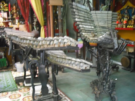 Đàn Đá 100 Thanh của hai anh em nghệ sĩ Nguyễn Chí Trung và Nguyễn Đức Lộc.