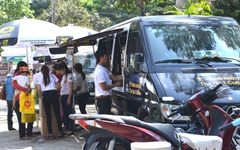 Cà phê Trung Nguyên tổ chức cả một dàn xe gắn trang thiết bị hiện đại phục vụ cà phê miễn phí cho lễ hội