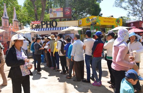 Xếp hàng thi chụp ảnh với voi và uống cà phê miễn phí