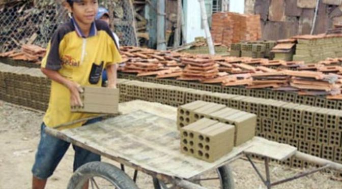 Bốc gạch ban đêm