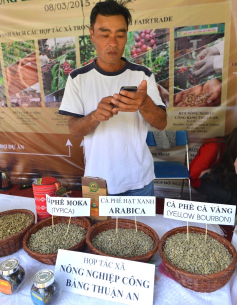 Anh Khanh liên tục trả lời điện thoại hỏi về cà phê Moka vàng