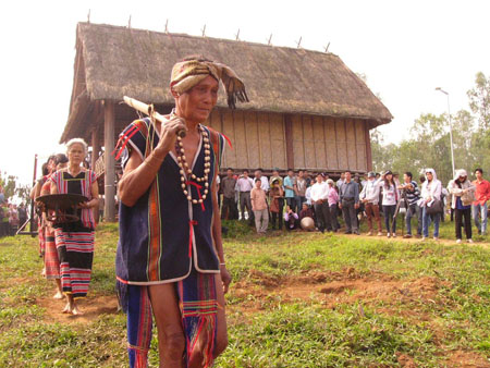 Đồng bào người Brâu vừa làm lễ để đón mừng ngôi nhà Rông mới được dựng lên (ảnh danviet)