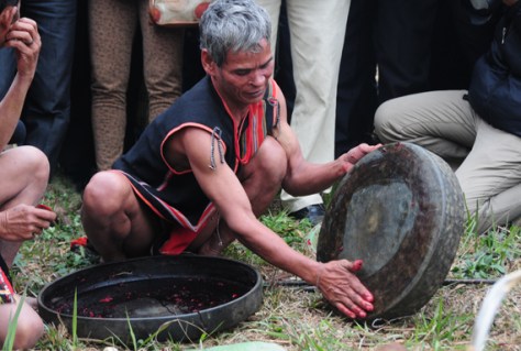Với vai trò chủ Lễ, già làng thực hiện nghi thức truyền thống - cúng chiêng Tha, phân công việc cho mọi người, để ai cũng có thể được góp công, góp của cho Lễ hội quan trọng của cộng đồng.