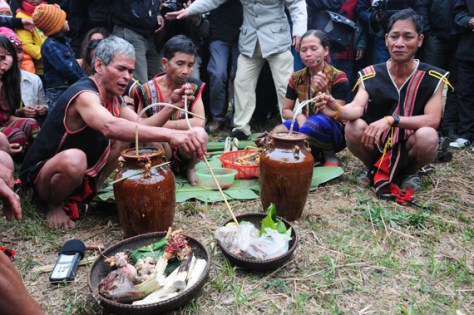 Sau nghi thức mời chiêng Tha ăn là phần khấn lễ và thụ lộc. Già làng sẽ ngồi trước hai vò rượu và cúng, mời các thần linh về hưởng thụ...