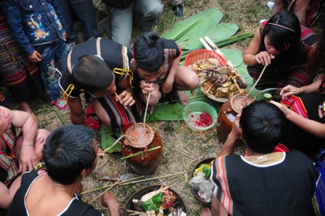 Khi bài chiêng “Đón khách” được tấu lên rộn rã cũng là lúc dân bản, khách khứa vui vẻ cùng nhau uống rượu.