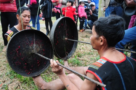 Trong suốt quá trình hành Lễ, chiêng Tha có vị trí đặc biệt trang trọng. Người Brâu quan niệm rằng, Chiêng Tha không chỉ là nhạc khí mà còn là thần linh, tổ tiên của họ, đó là vật chủ thông linh giữa thế giới thần linh và con người. Nó có chức năng phán truyền trong đời sống cộng đồng.